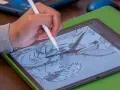 Rysowanie postaci na tablecie za pomocą programu do rysowania. Stylizowane szkice postaci w trakcie tworzenia.