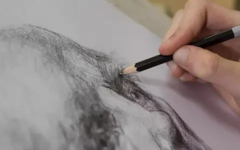 Dłoń artysty tworzy realistyczny portret, stosując precyzyjne techniki rysunkowe ołówkiem.