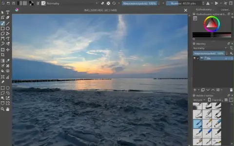 Zachód słońca nad morzem, edytowany w programie graficznym, przypominającym funkcjonalnością photoshop online.