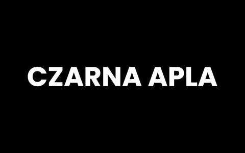Białe litery "CZARNA APLA" na tle w czarnych odcieniach.