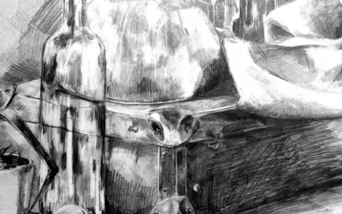 Szkic martwej natury: butelka, doniczka z rośliną, skrzynia i tkanina. Doskonała nauka rysowania ołówkiem.
