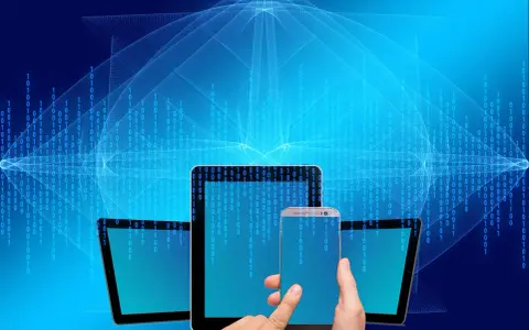 Grafiki bez praw autorskich: nowoczesne urządzenia (smartfon, tablet) na tle cyfrowego kodu binarnego.