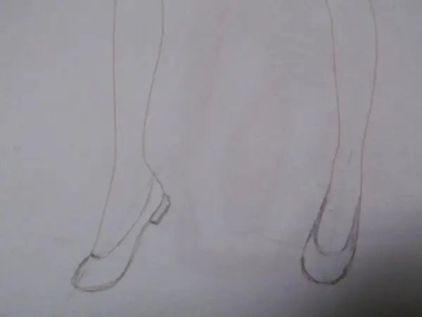 Szkic butów od przodu. Proste linie pokazują, jak narysować buty od przodu, tworząc elegancki kształt.